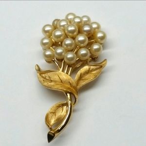 Trifari vintage pearl floral bunch bouquet brooch pin collectible unique
